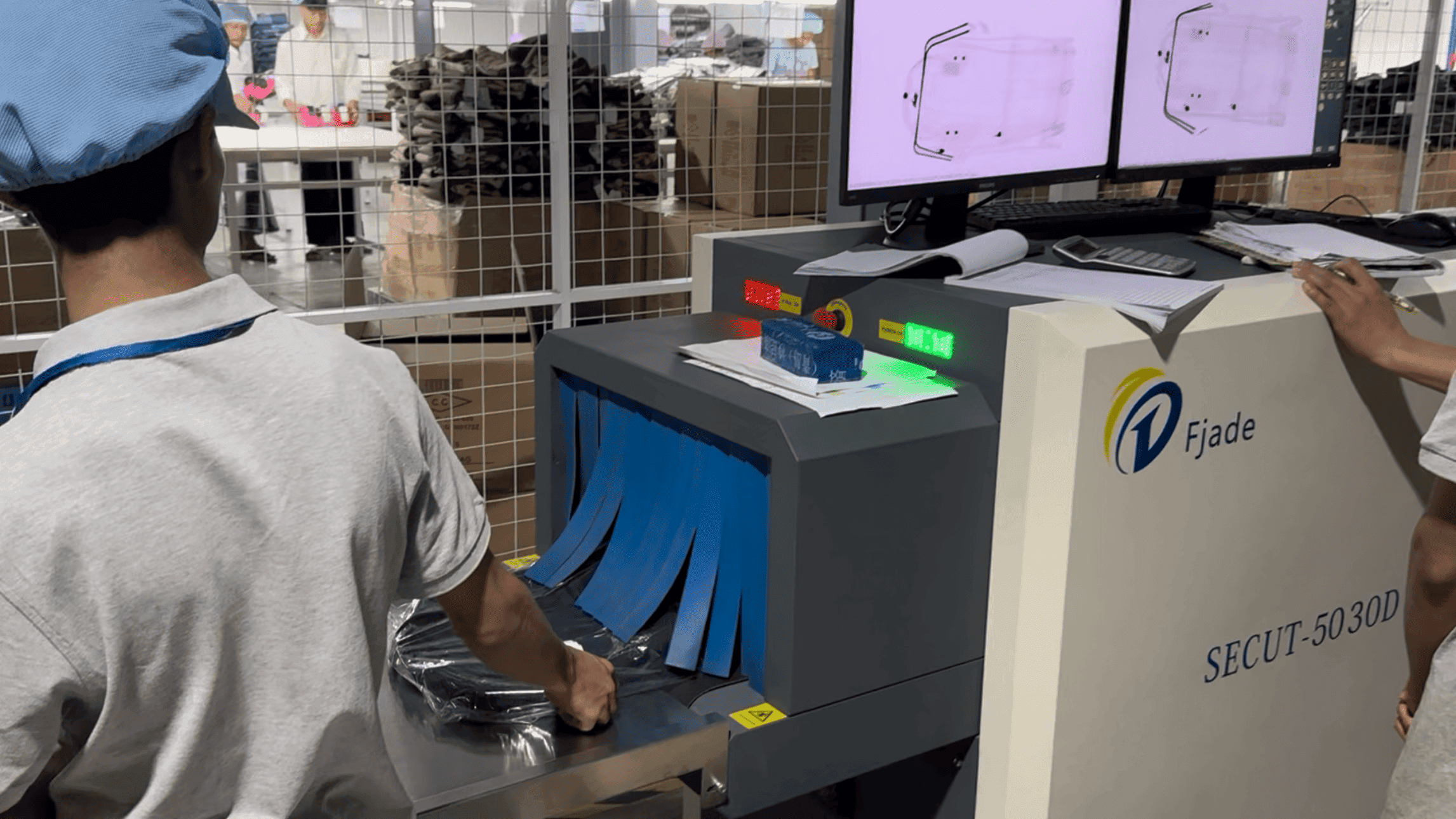 Inspection in progress on the Fjade SECUT-5030D X-ray needle detector